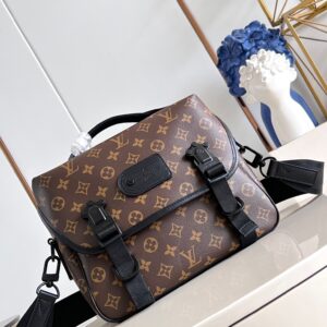 LV M46972 Trail Messenger