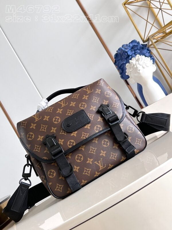 LV M46972 Trail Messenger