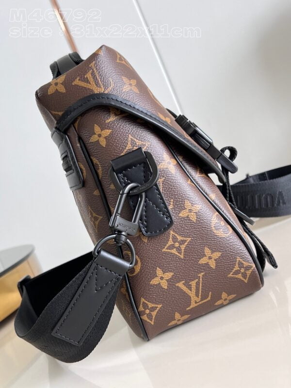 LV M46972 Trail Messenger - Image 2