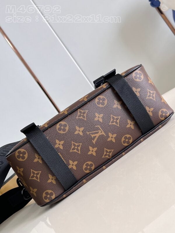 LV M46972 Trail Messenger - Image 3